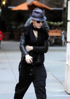 20101113-pictures-madonna-david-kabbalah-new-york-05