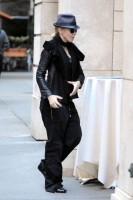 20101113-pictures-madonna-david-kabbalah-new-york-08