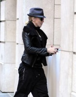 20101113-pictures-madonna-david-kabbalah-new-york-09