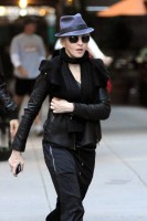 20101113-pictures-madonna-david-kabbalah-new-york-10