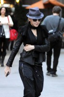 20101113-pictures-madonna-david-kabbalah-new-york-11