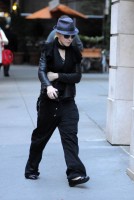 20101113-pictures-madonna-david-kabbalah-new-york-12