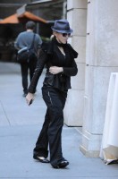 20101113-pictures-madonna-david-kabbalah-new-york-13