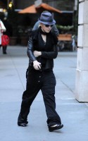 20101114-pictures-madonna-david-kabbalah-nyc