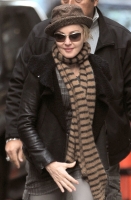 20101120-pictures-madonna-kabbalah-center-new-york-04