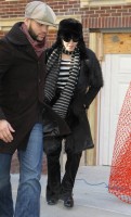 20110210-pictures-madonna-leaves-apartment-new-york-03
