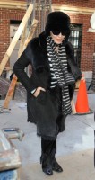 20110210-pictures-madonna-leaves-apartment-new-york-05