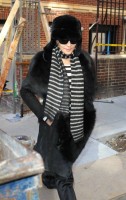 20110210-pictures-madonna-leaves-apartment-new-york-06