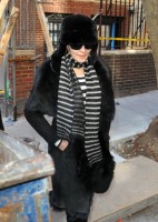 20110210-pictures-madonna-leaves-apartment-new-york-07