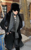 20110210-pictures-madonna-leaves-apartment-new-york-08