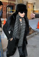 20110210-pictures-madonna-leaves-apartment-new-york-09