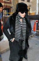 20110210-pictures-madonna-leaves-apartment-new-york-10