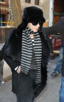 20110210-pictures-madonna-leaves-apartment-new-york-11