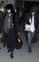 20110211-pictures-madonna-arrives-london-heathrow-airport-03