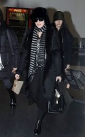 20110211-pictures-madonna-arrives-london-heathrow-airport-04