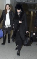 20110211-pictures-madonna-arrives-london-heathrow-airport-05