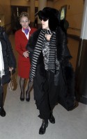 20110211-pictures-madonna-arrives-london-heathrow-airport-06
