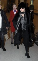 20110211-pictures-madonna-arrives-london-heathrow-airport-07