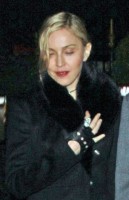 20110220-pictures-madonna-out-and-about-london-10