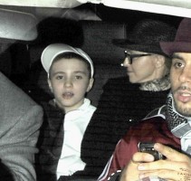 20110225-pictures-madonna-leaving-kabbalah-center-london-02