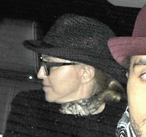 20110225-pictures-madonna-leaving-kabbalah-center-london-03