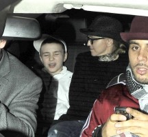 20110225-pictures-madonna-leaving-kabbalah-center-london-04