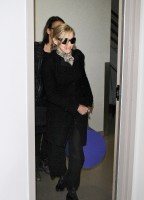 20110226-pictures-madonna-leaving-lax-aiport-los-angeles-01