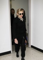 20110226-pictures-madonna-leaving-lax-aiport-los-angeles-02
