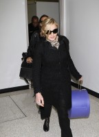 20110226-pictures-madonna-leaving-lax-aiport-los-angeles-03