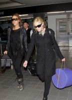 20110226-pictures-madonna-leaving-lax-aiport-los-angeles-04