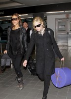 20110226-pictures-madonna-leaving-lax-aiport-los-angeles-04