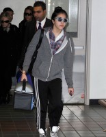 20110226-pictures-madonna-leaving-lax-aiport-los-angeles-06