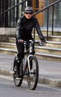 20110408-pictures-madonna-out-and-about-london-abbey-road-studios-01