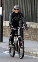 20110408-pictures-madonna-out-and-about-london-abbey-road-studios-03