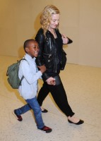 Madonna arrives at JFK airport New York - destination London (19)
