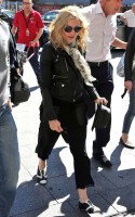 20110626-pictures-madonna-arrives-gare-du-nord-paris-01