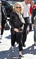 20110626-pictures-madonna-arrives-gare-du-nord-paris-02