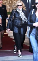 20110626-pictures-madonna-leaves-ritz-paris-01