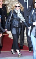 20110626-pictures-madonna-leaves-ritz-paris-02