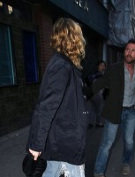 Madonna quittant un studio d'enregistrement à Soho, Londres - 8 juillet 2011 (8)