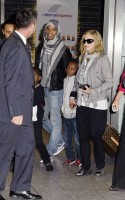 Madonna, ses enfants et Brahim Zaibat à l'aéroport d'Heathrow, Londres (5)