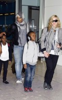 Madonna, ses enfants et Brahim Zaibat à l'aéroport d'Heathrow, Londres (6)