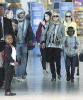 Madonna, ses enfants et Brahim Zaibat à l'aéroport d'Heathrow, Londres (7)