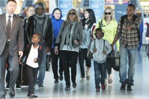 Madonna, ses enfants et Brahim Zaibat à l'aéroport d'Heathrow, Londres (29)