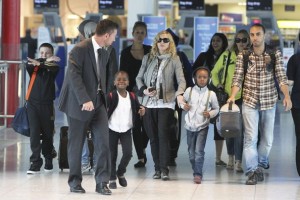 Madonna, ses enfants et Brahim Zaibat à l'aéroport d'Heathrow, Londres (8)