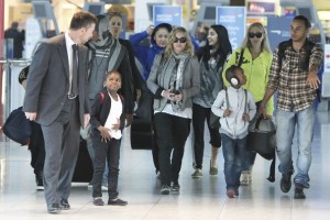Madonna, ses enfants et Brahim Zaibat à l'aéroport d'Heathrow, Londres (9)