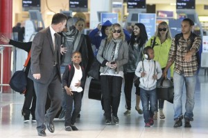 Madonna, ses enfants et Brahim Zaibat à l'aéroport d'Heathrow, Londres (10)