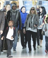 Madonna, ses enfants et Brahim Zaibat à l'aéroport d'Heathrow, Londres (11)