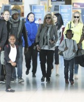 Madonna, ses enfants et Brahim Zaibat à l'aéroport d'Heathrow, Londres (12)