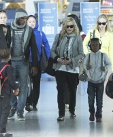 Madonna, ses enfants et Brahim Zaibat à l'aéroport d'Heathrow, Londres (13)